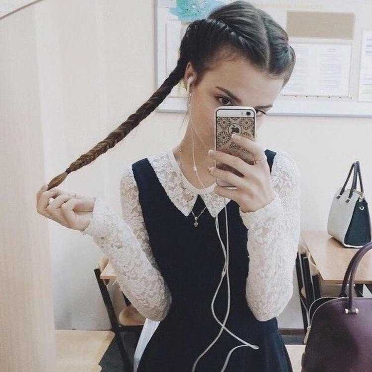 Селфи девочки с косичками