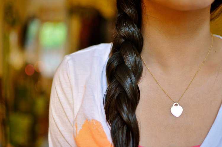 Брюнетка с косичками