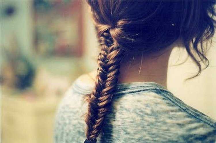 Девушка с косой сзади