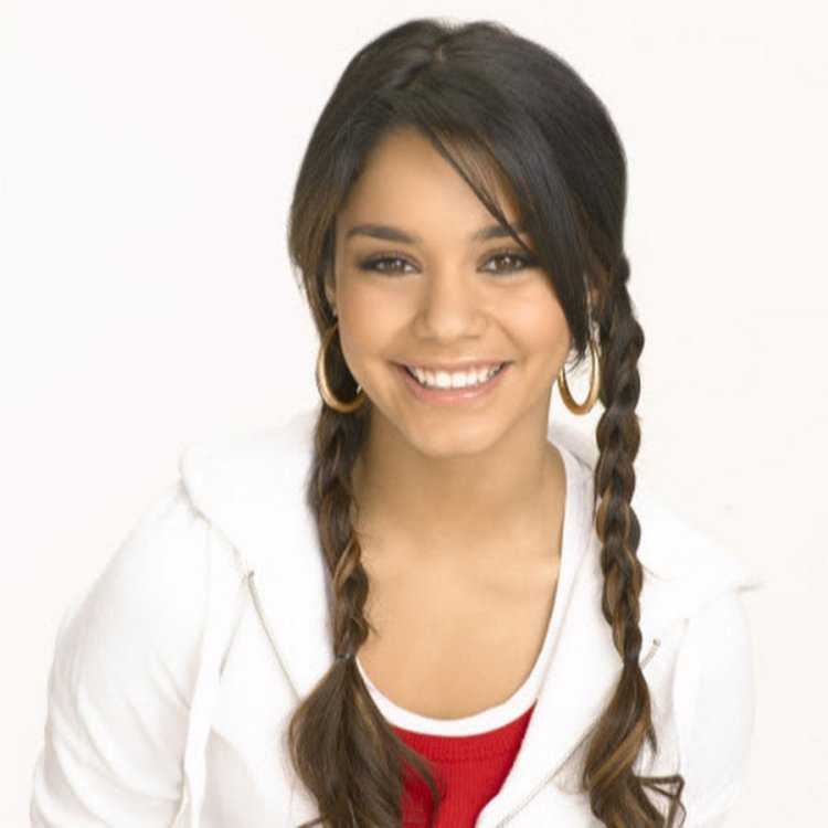 Девушка брюнетка с косичками