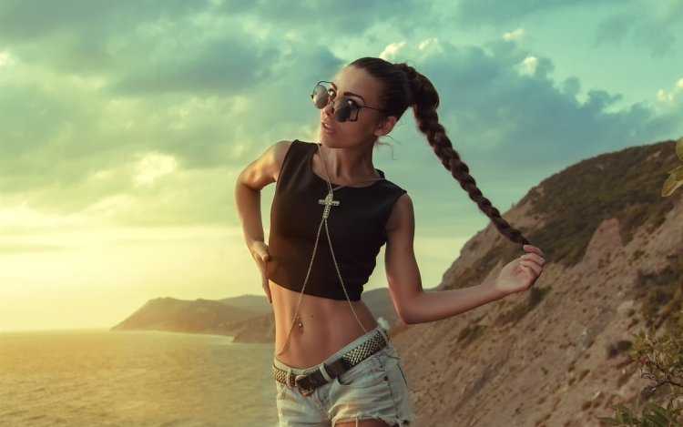 Девушка брюнетка с косичками