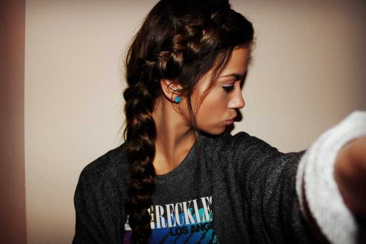 Брюнетка с косичками