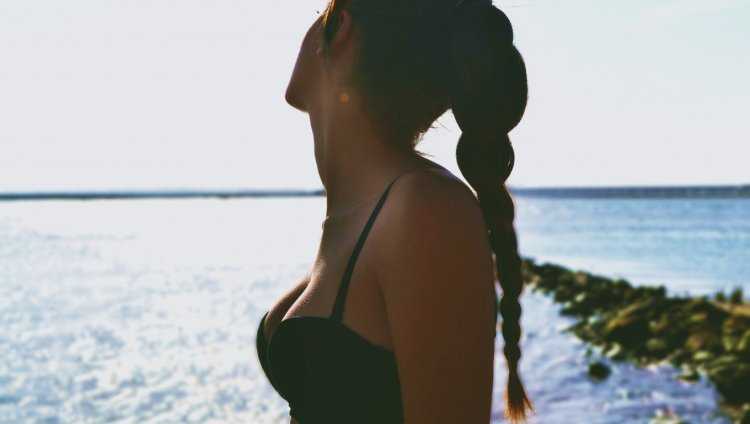 Брюнетка с косичками в купальнике