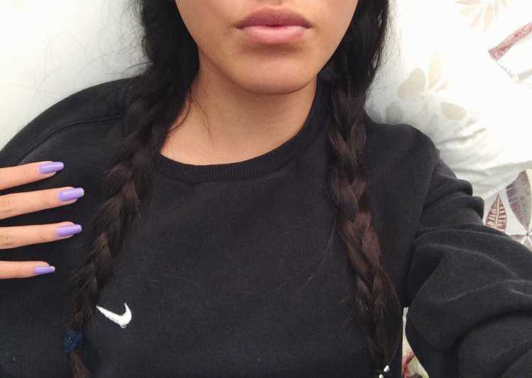 Девушка с чёрными волосами без лица