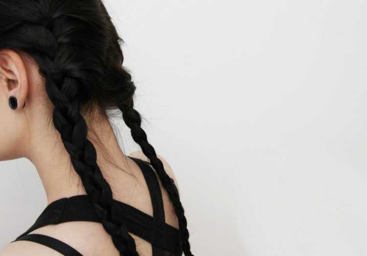 Брюнетка с косичками