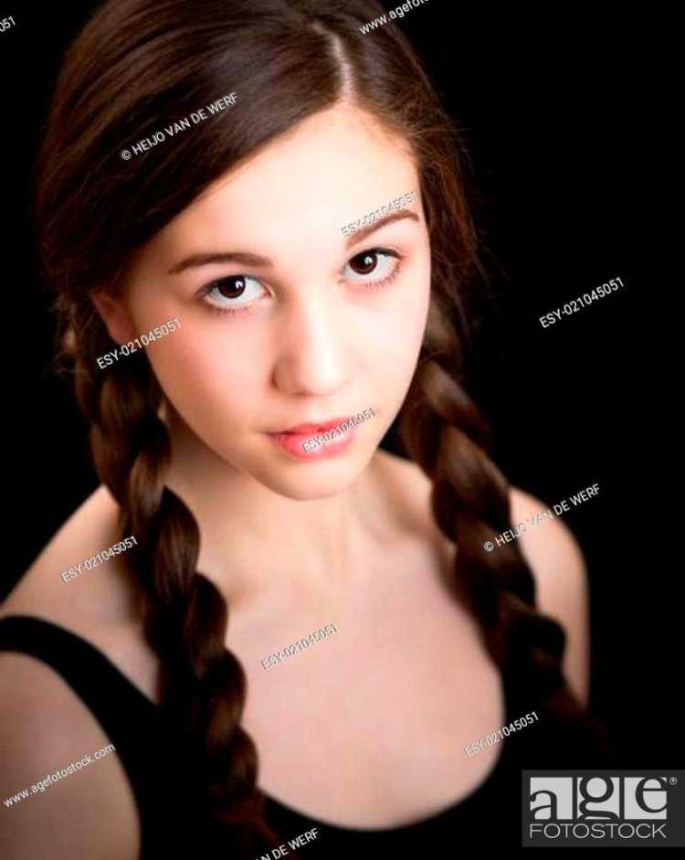 Подросток Брюнеточка с косичками