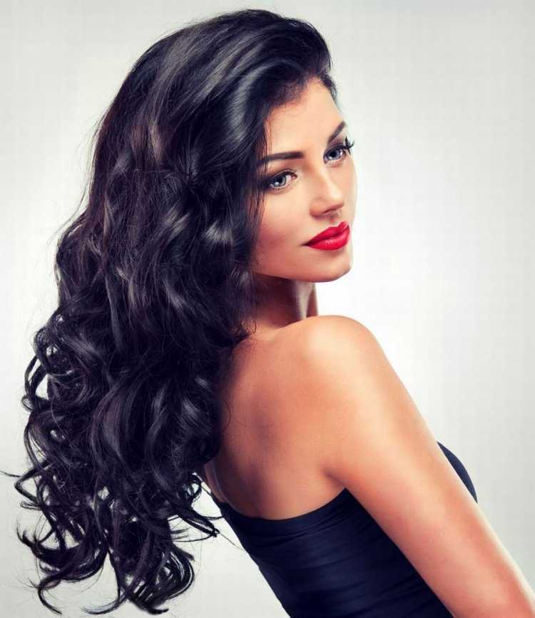 Брюнетка с пышными волосами