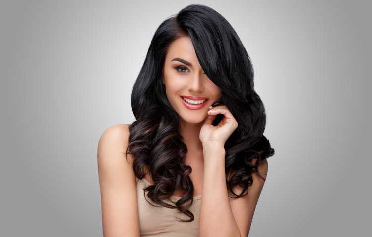 Брюнетка с красивой улыбкой и причёской