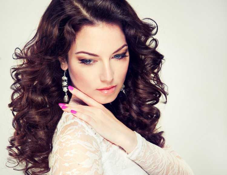 Девушка с красивой прической брюнетка54