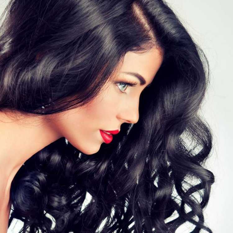 Девушка с красивой прической брюнетка70