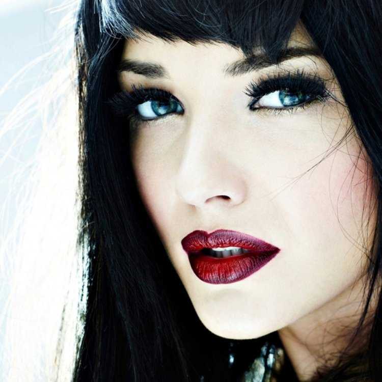 Девушка с красными губами