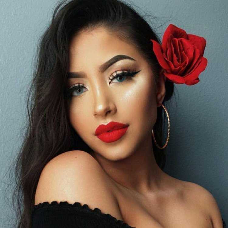 Девушка с красными губами брюнетка70