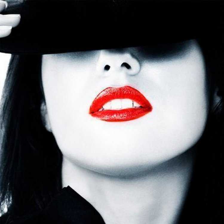 Девушка в черной шляпе с красной помадой