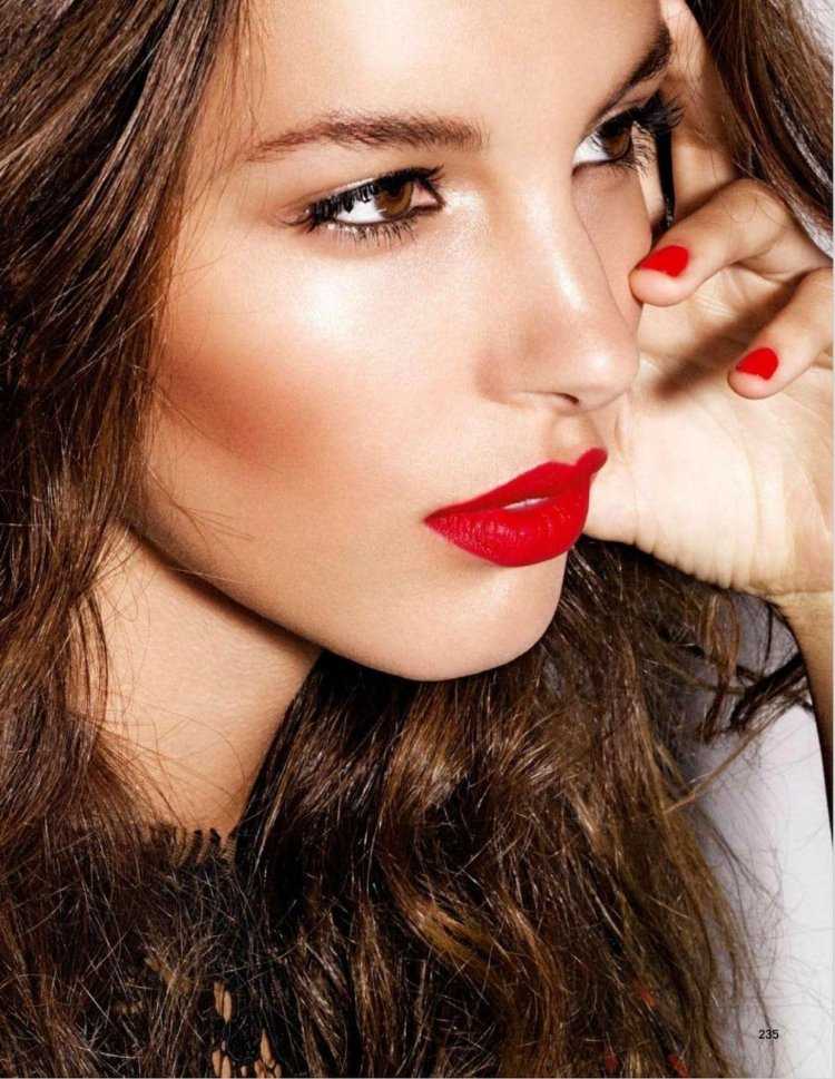 Девушка с красными губами