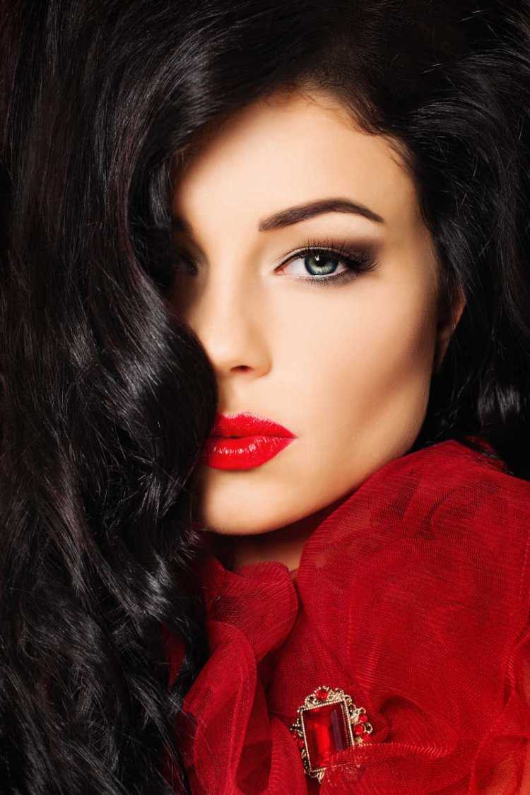 Девушка брюнетка с красными губами