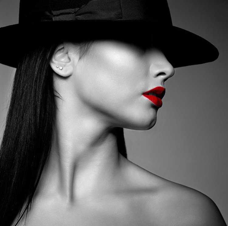 Девушка в шляпе с красными губами в чб