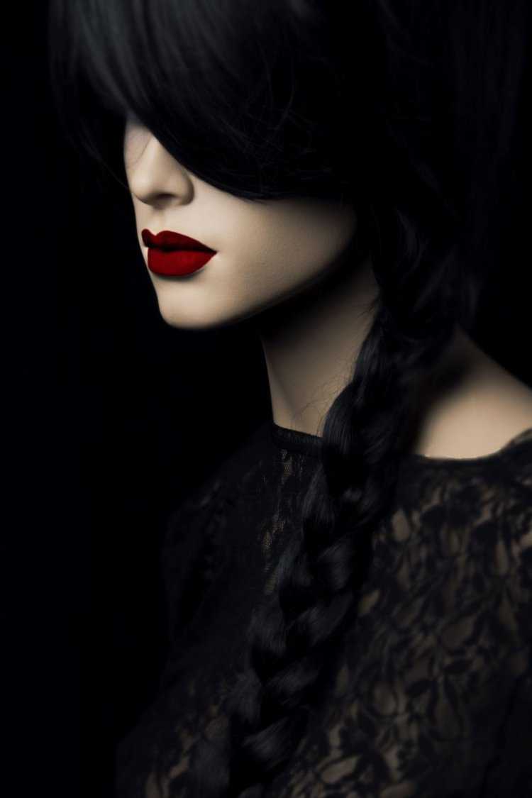 Красные губы на черном