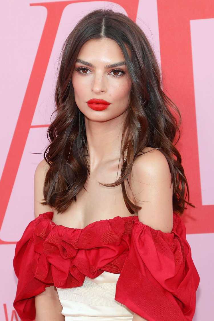 Эмили Ратаковски с красной помадой