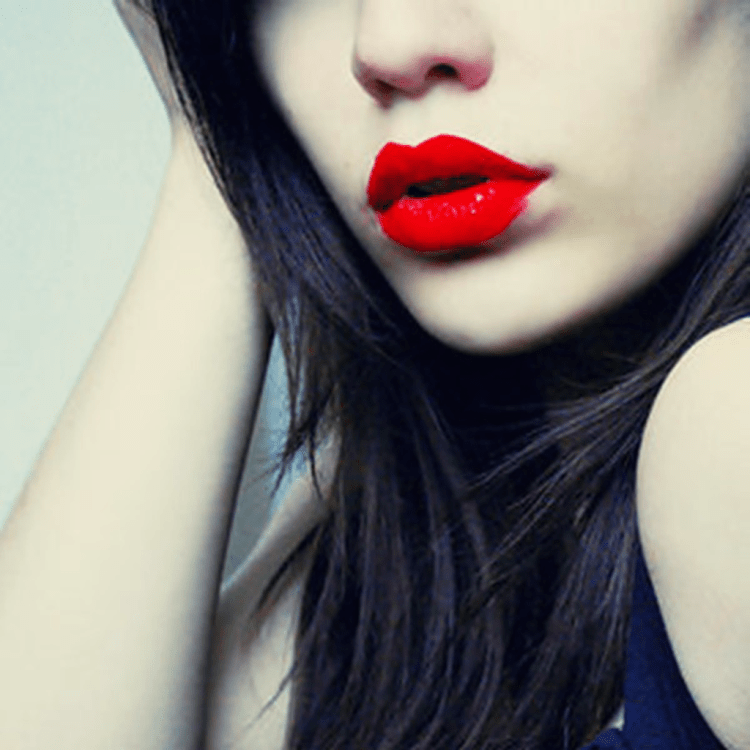 Брюнетка с красными губами