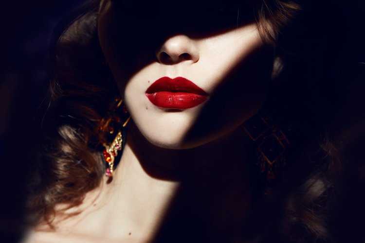 Девушка с красными губами
