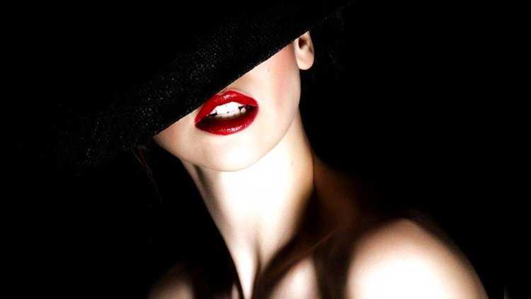 Девушка в шляпе с красными губами