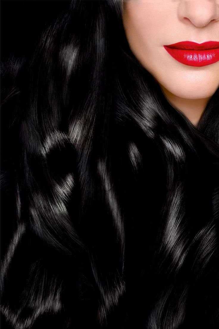 Брюнетка с красными губами