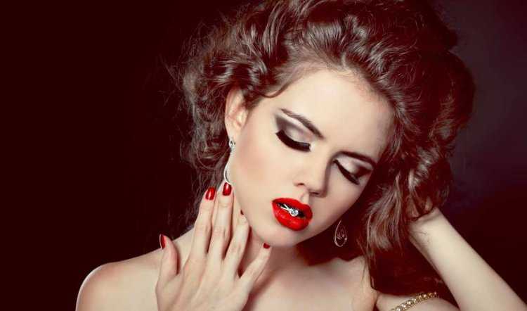 Девушка с красными губами