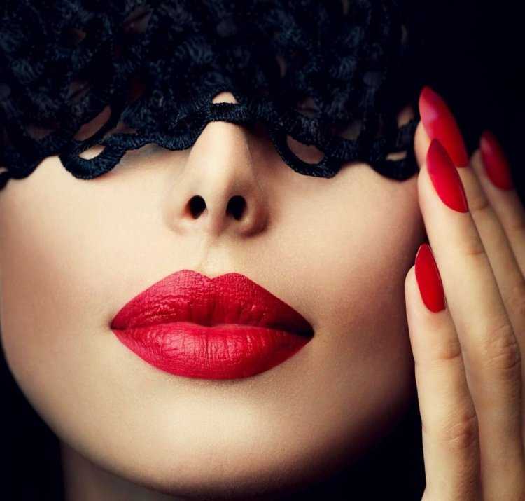 Девушка с красными губами