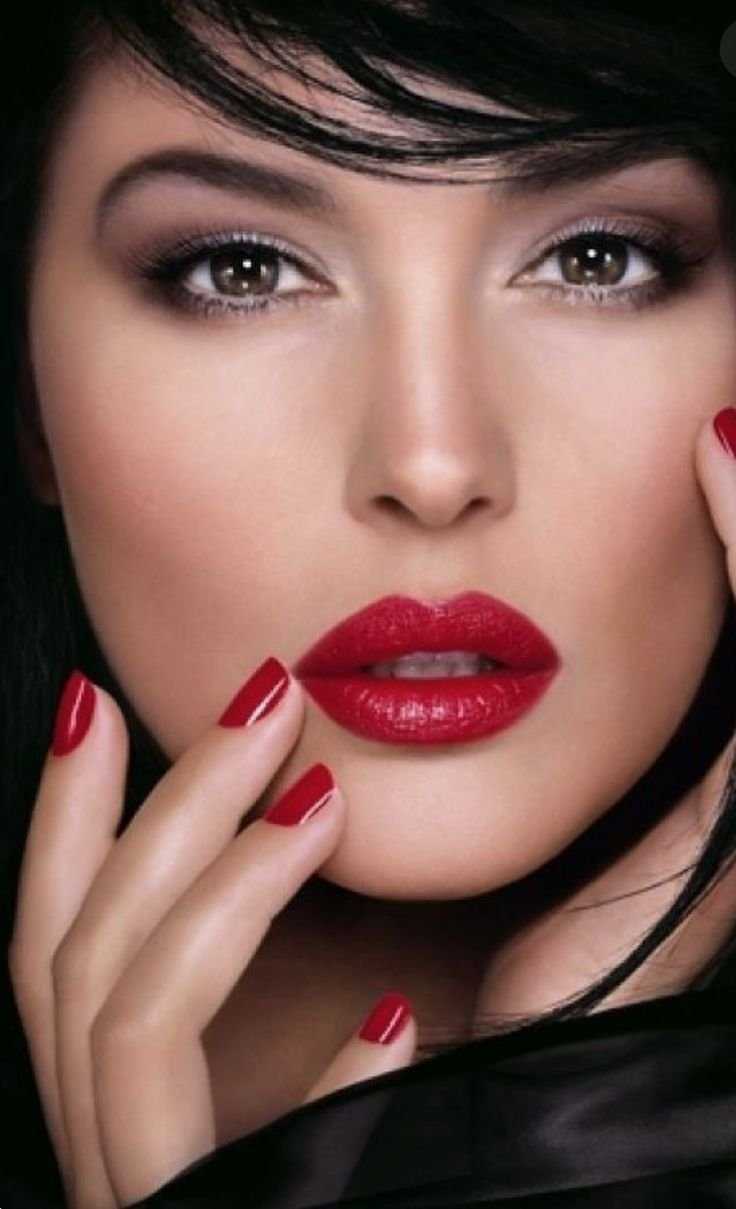Девушка с красными губами брюнетка60