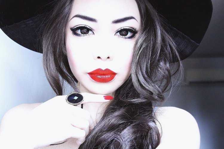 Девушка с красными губами