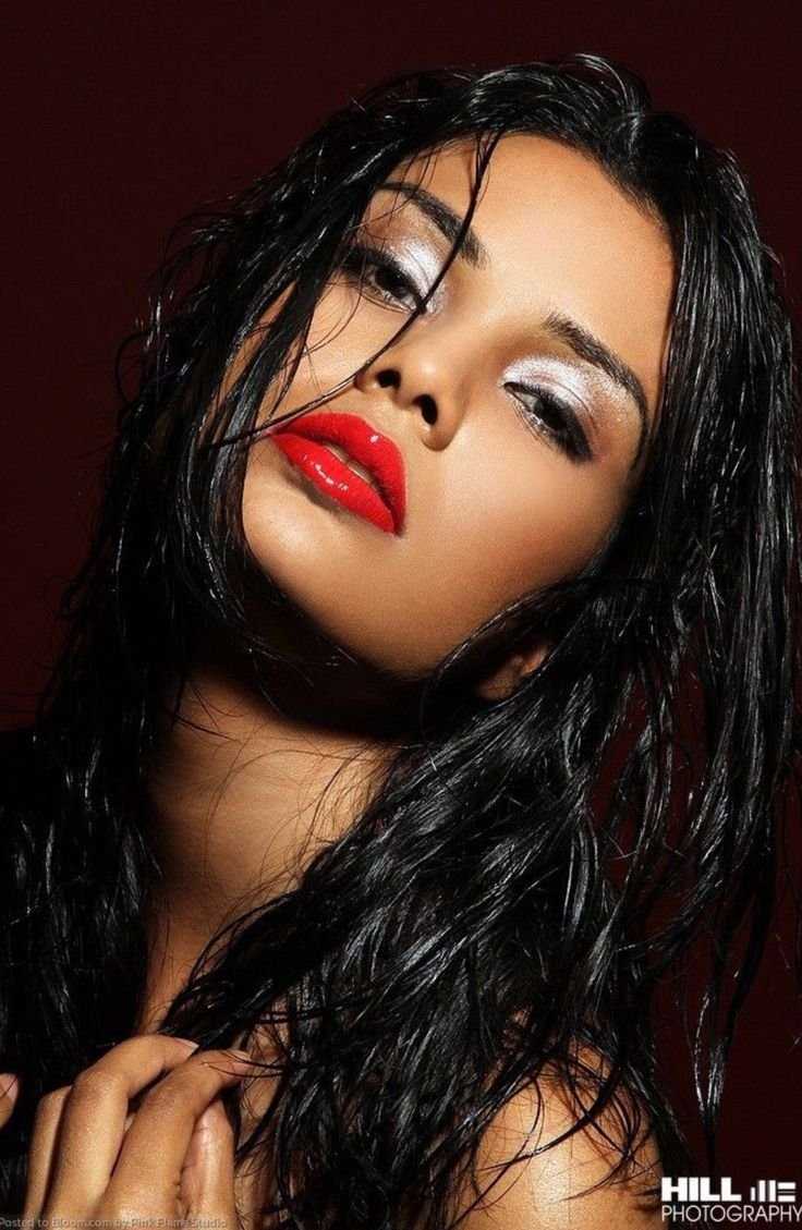 Красивая брюнетка с красными губами