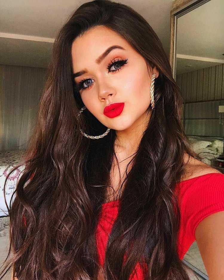 Красивая девушка с красными губами