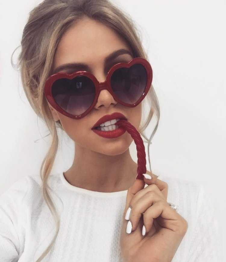 Девушка с красными губами брюнетка47