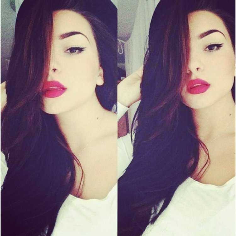 Селфи брюнетки с красными губами