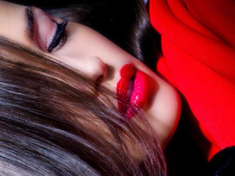 Девушка брюнетка с красными губами
