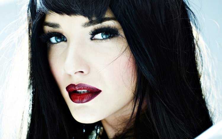 Брюнетка с синими глазами