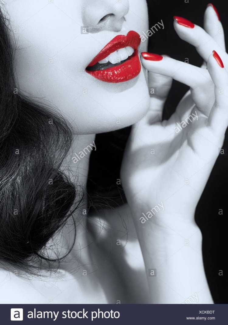 Женщина с красными губами