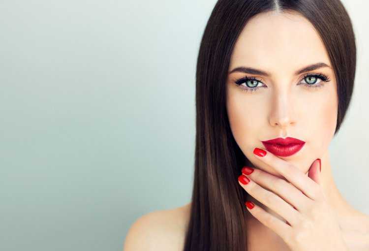 Девушка с красными губами брюнетка32