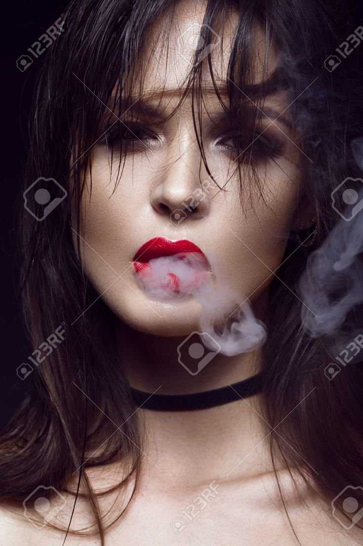 Курящая девушка с красными губами