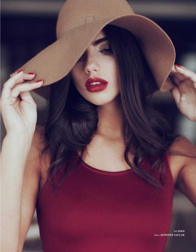 Девушка в шляпе с красными губами