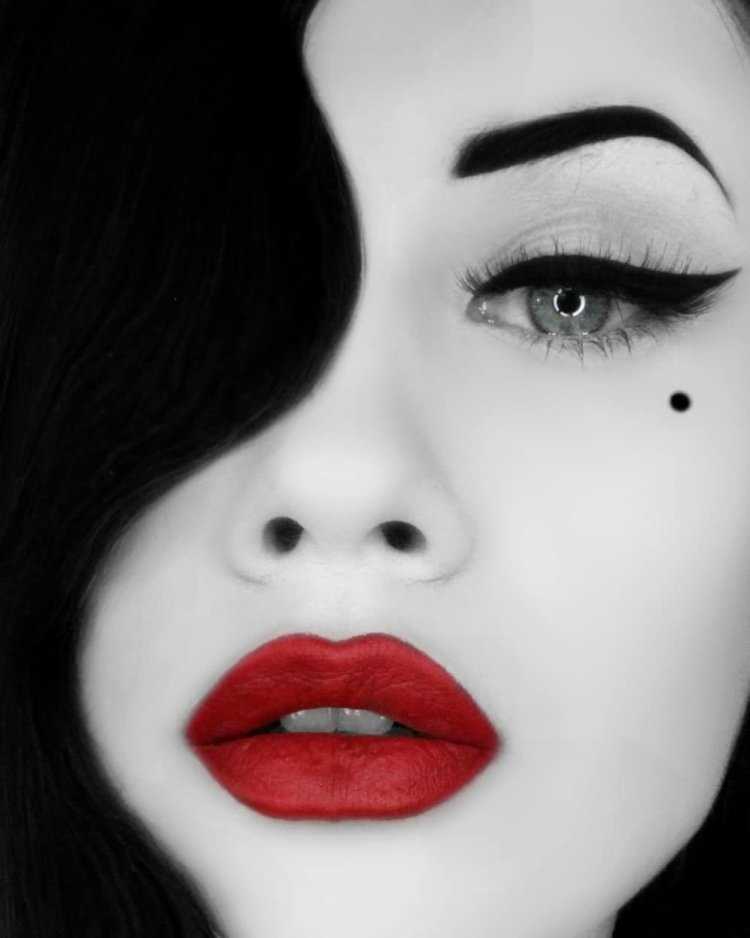 Черно красные губы