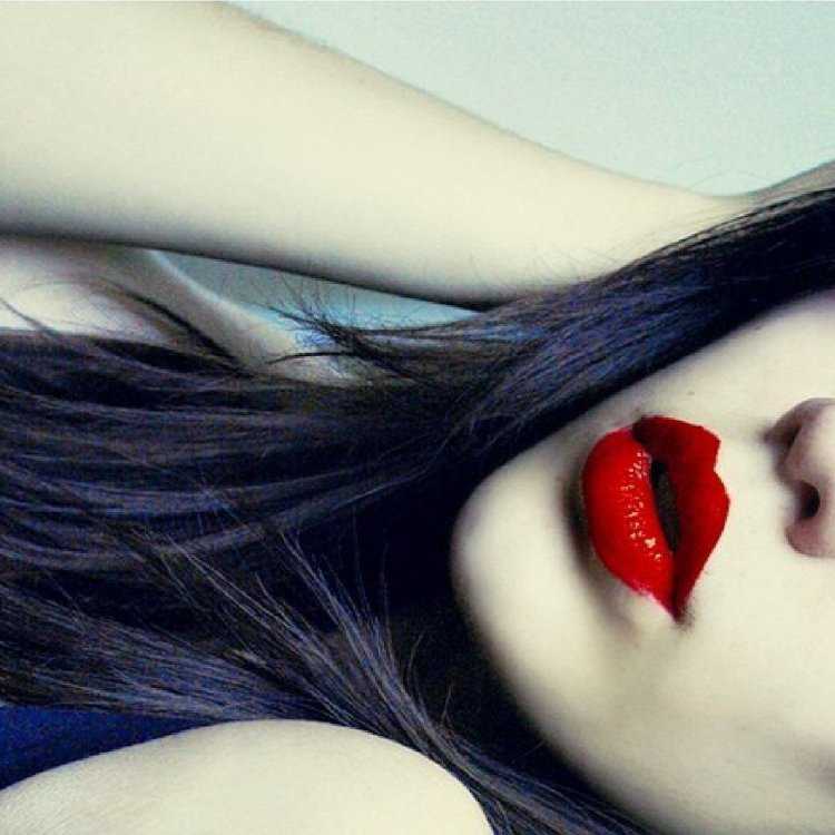 Девушка черные волосы красные губы