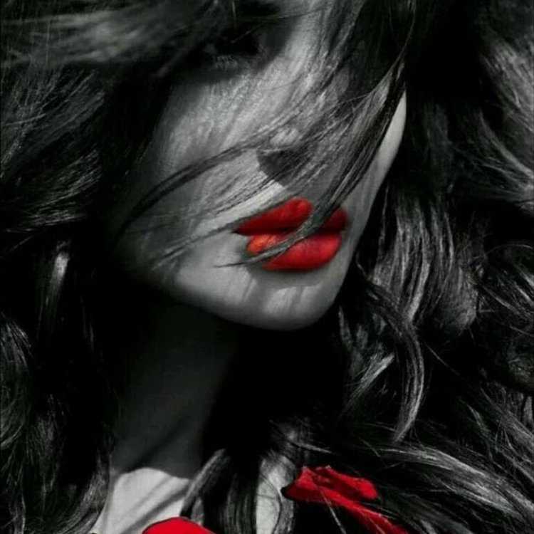 Женщина и черно- красное