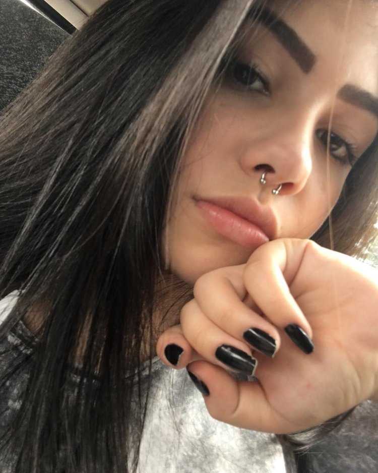 Девушка с пирсингом брюнетка14