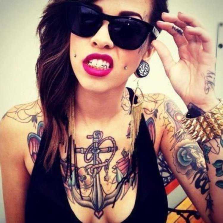 Дерзкая девушка с пирсингом