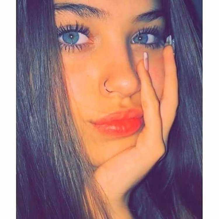 Красивая брюнетка с пирсингом в носу