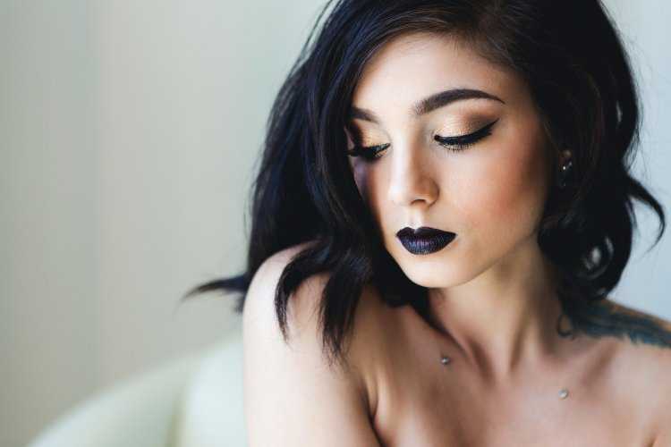 Красивая брюнетка с пирсингом в носу