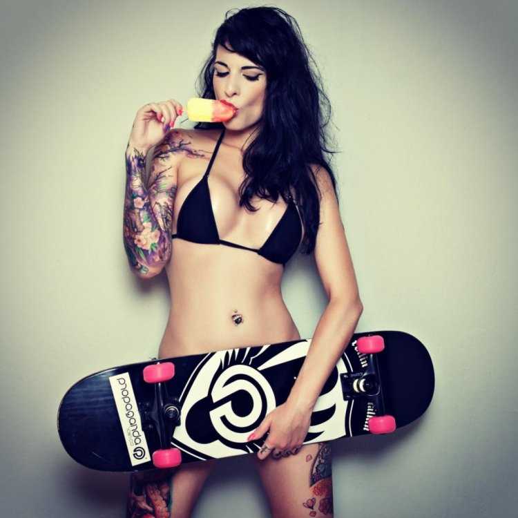 Супер красивая женщина в топике с пирсингом