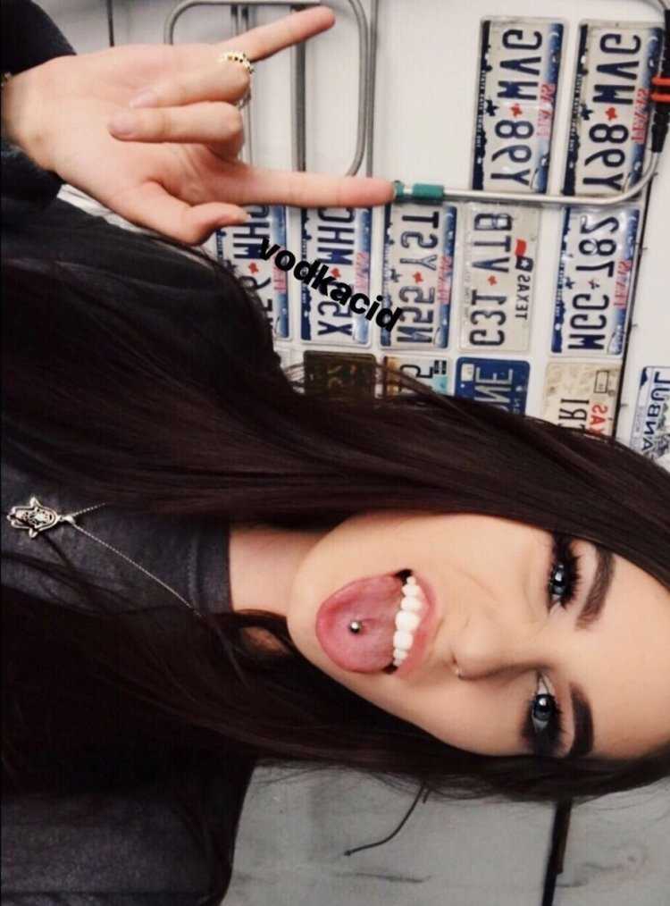 Красивый пирсинг языка у девушек