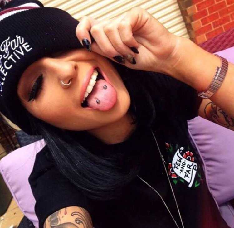 Красивый пирсинг языка у девушек